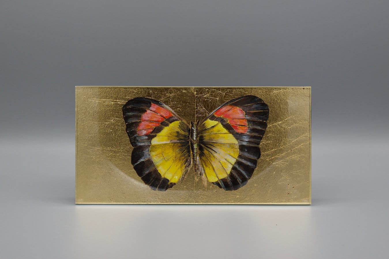 Germania Falter, handbemalt, Unikat, Blattgold, Acryl auf Holz, überzogen mit kristallinem Glas, Maße: ca. 22 x 11 x 9 cm