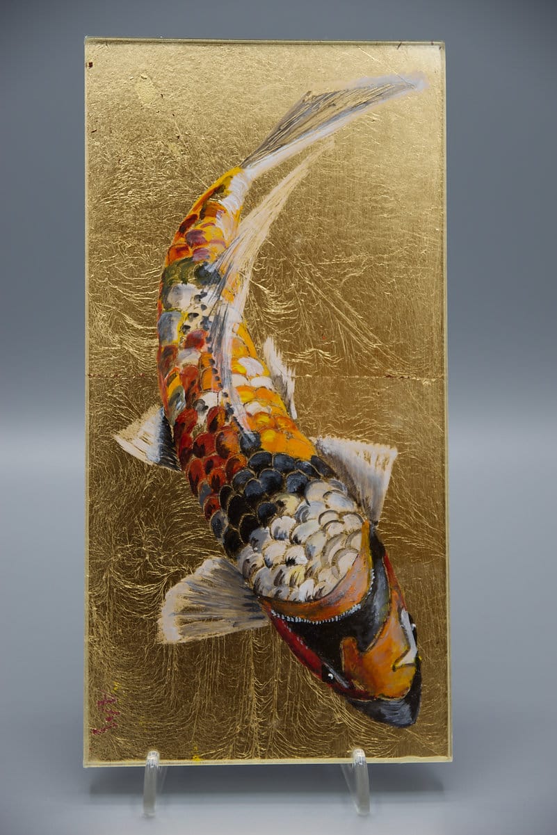 Kohaku II, Fisch, handbemalt, Unikat, Blattgold, Acryl auf Holz, überzogen mit kristallinem Glas, Maße: ca. 22 x 11 x 9 cm