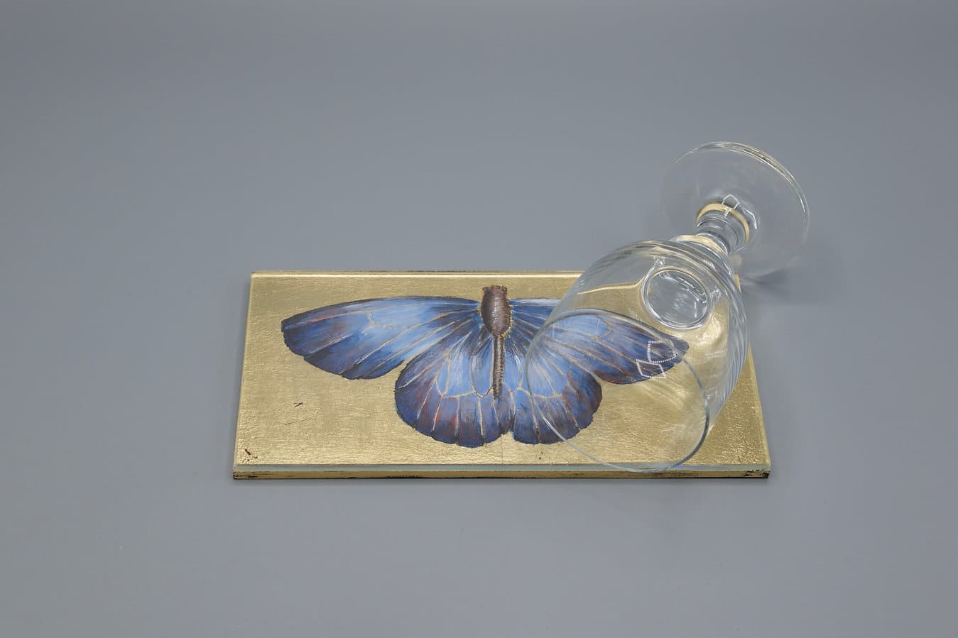 Glasuntersetzer: Morpho Falter, handbemalt, Unikat, Blattgold, Acryl auf Holz, überzogen mit kristallinem Glas, Maße: ca. 22 x 11 x 9 cm